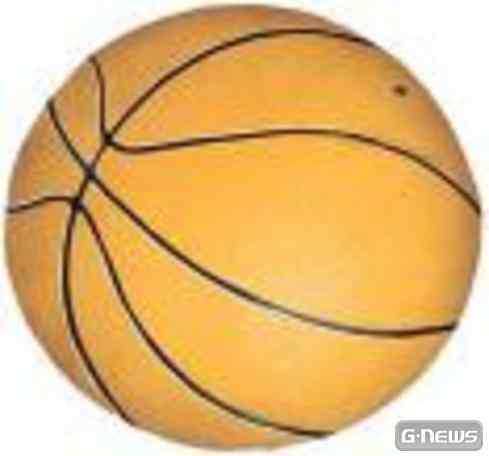 Er dribbelt, springt, wirft und Korb!